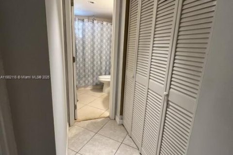 Condo in Dania Beach, Florida, 2 bedrooms  № 1932910 - photo 11