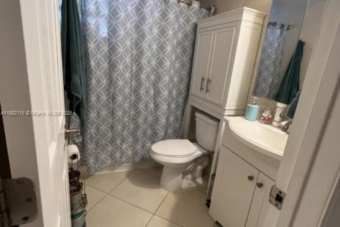 Condo in Dania Beach, Florida, 2 bedrooms  № 1932910 - photo 15