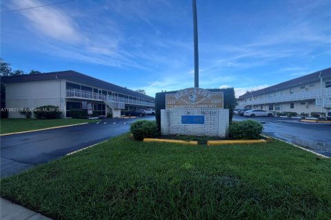 Condo in Dania Beach, Florida, 2 bedrooms  № 1932910 - photo 1