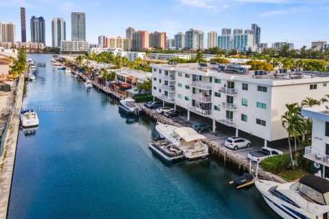 Condominio en alquiler en North Miami Beach, Florida, 1 dormitorio, 51.84 m2 № 1986802 - foto 2