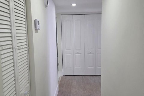 Снять в аренду кондоминиум в Майами, Флорида 2 спальни, 89.93м2, № 1954843 - фото 12