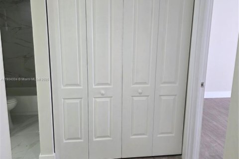 Снять в аренду кондоминиум в Майами, Флорида 2 спальни, 89.93м2, № 1954843 - фото 17