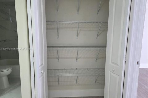 Снять в аренду кондоминиум в Майами, Флорида 2 спальни, 89.93м2, № 1954843 - фото 18