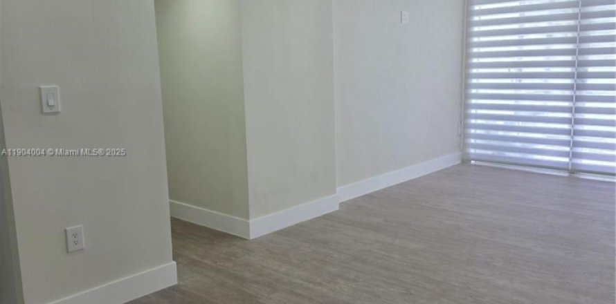 Кондоминиум с 2 спальнями в Майами, Флорида № 1954843