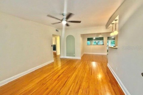 House in Orlando, Florida 3 bedrooms, 107.95 sq.m. № 2398862 - photo 14