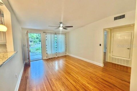 House in Orlando, Florida 3 bedrooms, 107.95 sq.m. № 2398862 - photo 12