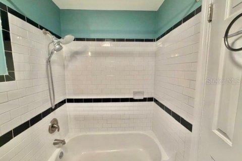 House in Orlando, Florida 3 bedrooms, 107.95 sq.m. № 2398862 - photo 20