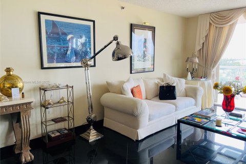 Copropriété à louer à Surfside, Floride: 1 chambre, 106.84 m2 № 1739036 - photo 1