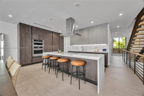 Townhouse in Coral Gables, Florida 6 bedrooms, 462.1 sq.m. № 1898371 - photo 14