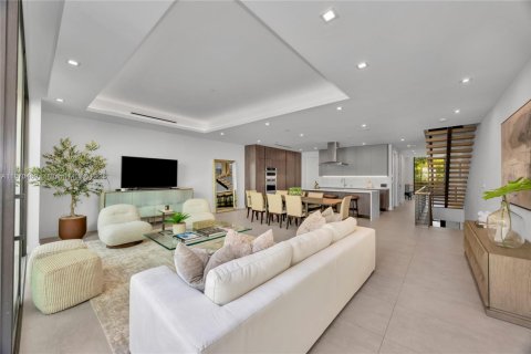 Townhouse in Coral Gables, Florida 6 bedrooms, 462.1 sq.m. № 1898371 - photo 9