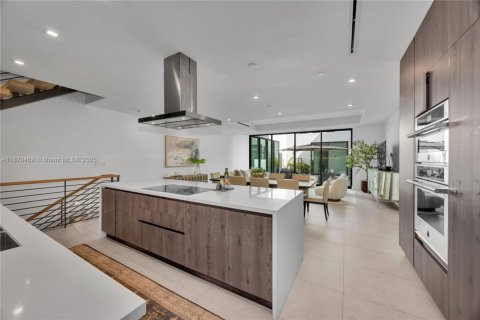 Townhouse in Coral Gables, Florida 6 bedrooms, 462.1 sq.m. № 1898371 - photo 13