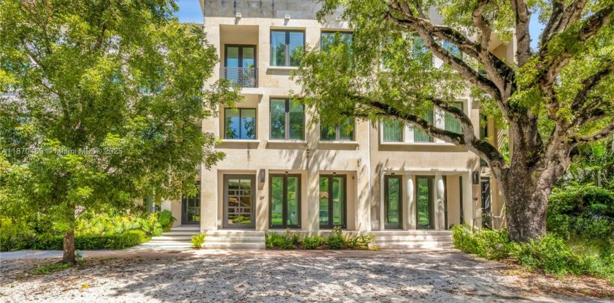 Townhouse in Coral Gables, Florida 6 bedrooms, 462.1 sq.m. № 1898371