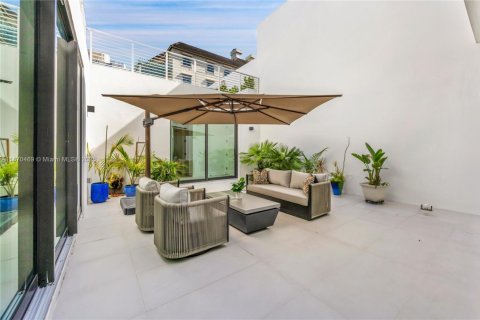 Townhouse in Coral Gables, Florida 6 bedrooms, 462.1 sq.m. № 1898371 - photo 19