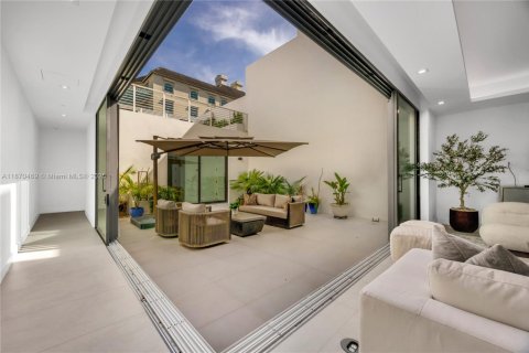 Townhouse in Coral Gables, Florida 6 bedrooms, 462.1 sq.m. № 1898371 - photo 18