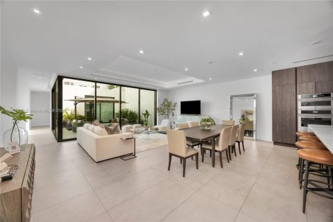 Townhouse in Coral Gables, Florida 6 bedrooms, 462.1 sq.m. № 1898371 - photo 6