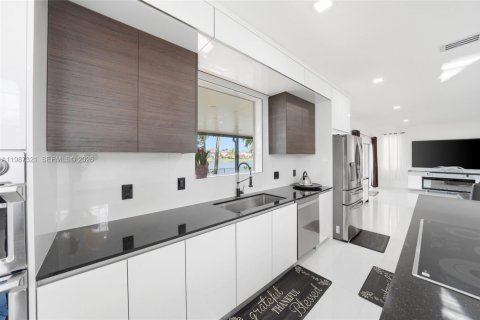 Купить виллу или дом в Хомстед, Флорида 6 спален, 299.33м2, № 2047686 - фото 23