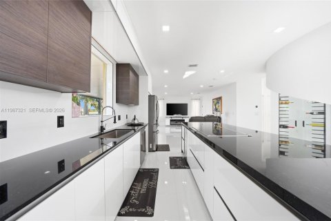 Купить виллу или дом в Хомстед, Флорида 6 спален, 299.33м2, № 2047686 - фото 24