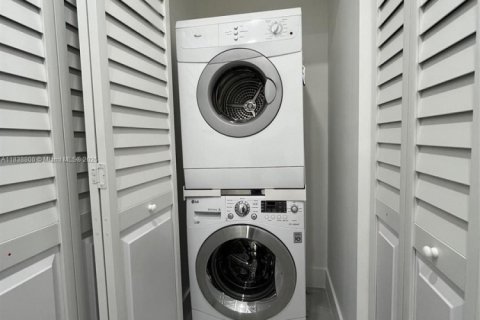 Townhouse in Miami, Florida 3 bedrooms, 147.9 sq.m. № 1825496 - photo 17