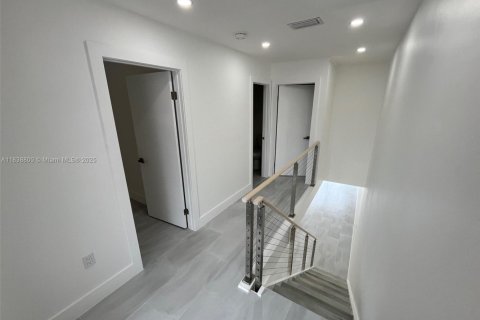 Townhouse in Miami, Florida 3 bedrooms, 147.9 sq.m. № 1825496 - photo 10
