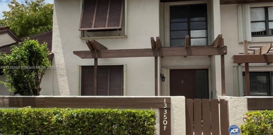 Townhouse in Miami, Florida 3 bedrooms, 147.9 sq.m. № 1825496