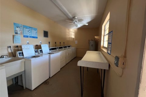 Condominio en alquiler en Hollywood, Florida, 2 dormitorios, 85.47 m2 № 1974573 - foto 12