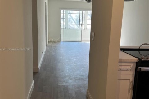 Condominio en alquiler en Hollywood, Florida, 2 dormitorios, 85.47 m2 № 1974573 - foto 17