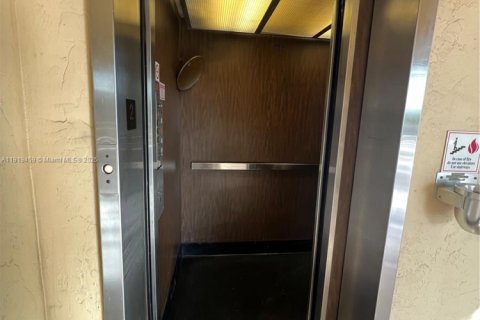 Condominio en alquiler en Hollywood, Florida, 2 dormitorios, 85.47 m2 № 1974573 - foto 9