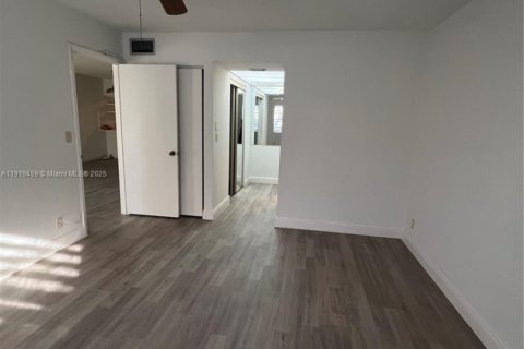 Condominio en alquiler en Hollywood, Florida, 2 dormitorios, 85.47 m2 № 1974573 - foto 19