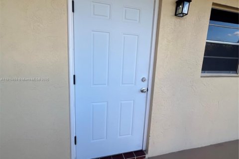 Condominio en alquiler en Hollywood, Florida, 2 dormitorios, 85.47 m2 № 1974573 - foto 14