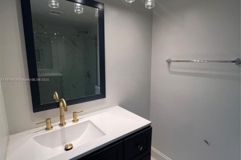 Condominio en alquiler en Hollywood, Florida, 2 dormitorios, 85.47 m2 № 1974573 - foto 21
