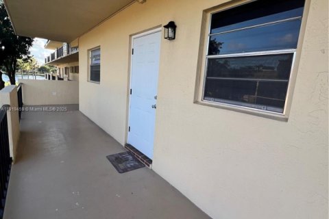 Condominio en alquiler en Hollywood, Florida, 2 dormitorios, 85.47 m2 № 1974573 - foto 13