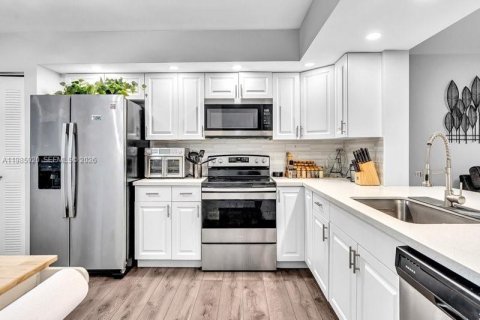 Condominio en alquiler en Pembroke Pines, Florida, 2 dormitorios, 110.74 m2 № 2063888 - foto 4