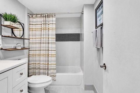 Condominio en alquiler en Pembroke Pines, Florida, 2 dormitorios, 110.74 m2 № 2063888 - foto 10