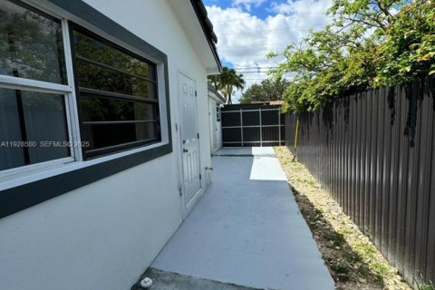 Снять в аренду коммерческую недвижимость в Майами, Флорида 1 спальня, 238.85м2, № 1988714 - фото 2