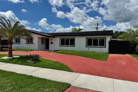 Снять в аренду коммерческую недвижимость в Майами, Флорида 1 спальня, 238.85м2, № 1988714 - фото 1