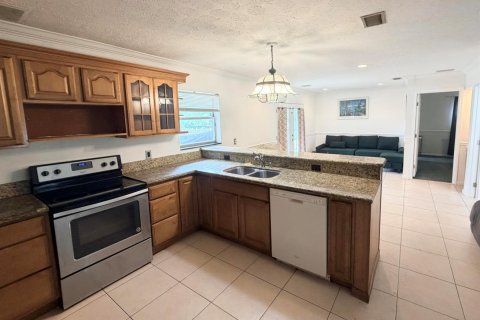 Villa ou maison à louer à Lake Worth, Floride: 4 chambres, 201.23 m2 № 2390065 - photo 6