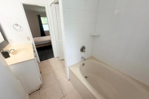 Villa ou maison à louer à Lake Worth, Floride: 4 chambres, 201.23 m2 № 2390065 - photo 10