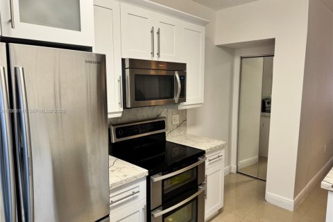 Condominio en alquiler en Doral, Florida, 2 dormitorios, 76.55 m2 № 2066089 - foto 4