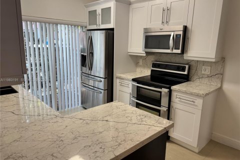 Condominio en alquiler en Doral, Florida, 2 dormitorios, 76.55 m2 № 2066089 - foto 2