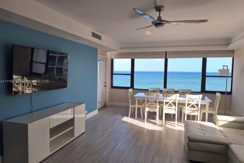 Copropriété à louer à Hollywood, Floride: 2 chambres, 110.55 m2 № 1985574 - photo 2