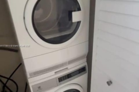 Copropriété à louer à Hollywood, Floride: 2 chambres, 110.55 m2 № 1985574 - photo 8