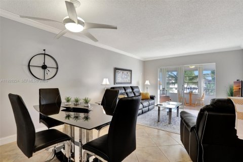 Condominio en venta en Lauderdale Lakes, Florida, 2 dormitorios, 87.7 m2 № 1984705 - foto 2