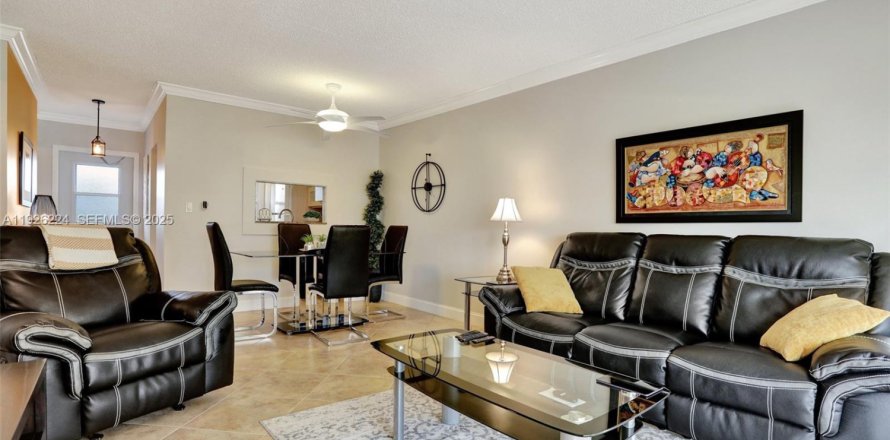 Condominio en Lauderdale Lakes, Florida, 2 dormitorios № 1984705