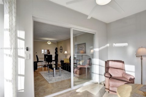 Condominio en venta en Lauderdale Lakes, Florida, 2 dormitorios, 87.7 m2 № 1984705 - foto 20