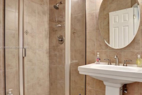 Condominio en venta en Lauderdale Lakes, Florida, 2 dormitorios, 87.7 m2 № 1984705 - foto 23