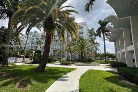 Condo in Miami, Florida, 1 bedroom  № 1891579 - photo 18