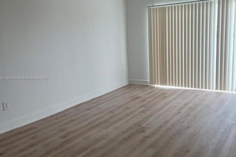 Condo in Miami, Florida, 1 bedroom  № 1891579 - photo 7
