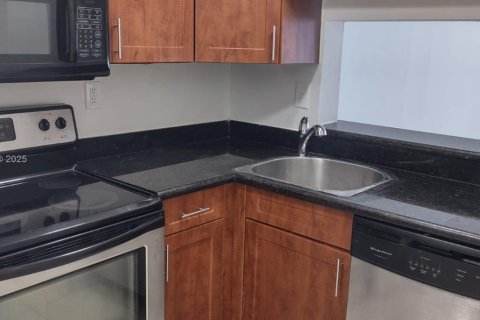 Condo in Miami, Florida, 1 bedroom  № 1891579 - photo 5
