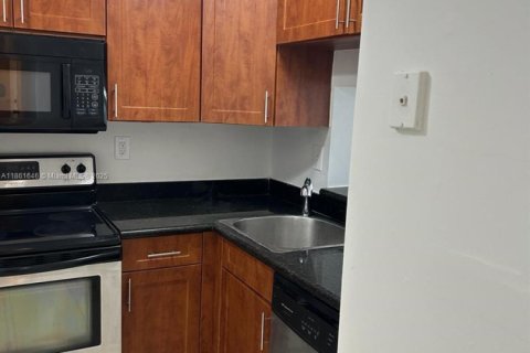 Condo in Miami, Florida, 1 bedroom  № 1891579 - photo 4