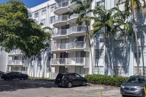 Condo in Miami, Florida, 1 bedroom  № 1891579 - photo 1